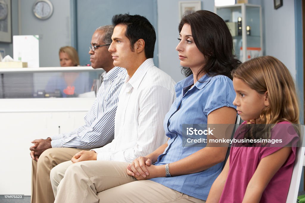 Pazienti In sala d'attesa del medico - Foto stock royalty-free di Etnia latino-americana