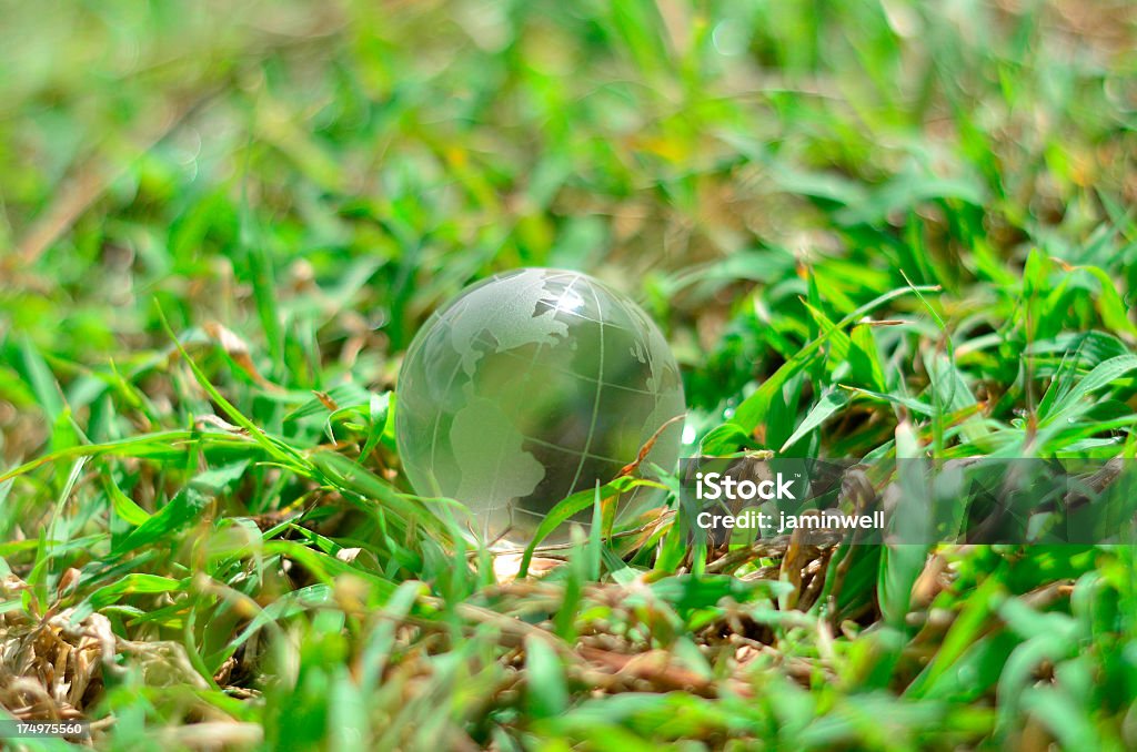 Globo de terra na natureza conceito de grama - Foto de stock de Ambientalista royalty-free