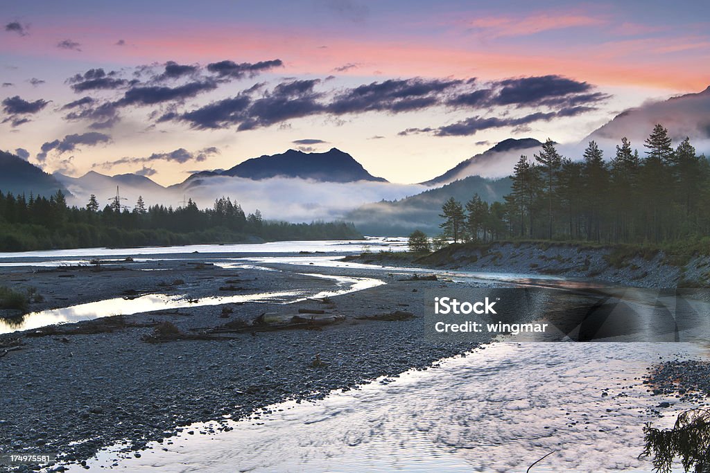 Manhã amanhecer no Rio lech perto forchach, tirol, Áustria - Foto de stock de Rio Lech royalty-free