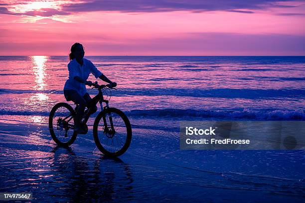 Mulher Com Bicicleta Na Praia - Fotografias de stock e mais imagens de Adulto - Adulto, Anoitecer, Ao Ar Livre