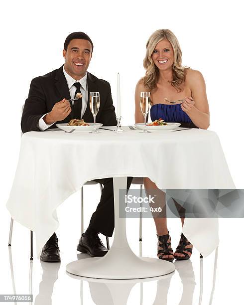 Foto de Atraente Jovem Casal Jantando Em Um Restaurante e mais fotos de stock de Comer - Comer, Sentar, Foto de estúdio