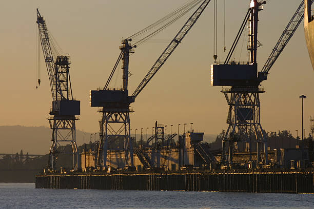 Gru industriale presso il molo a portland, oregon - foto stock