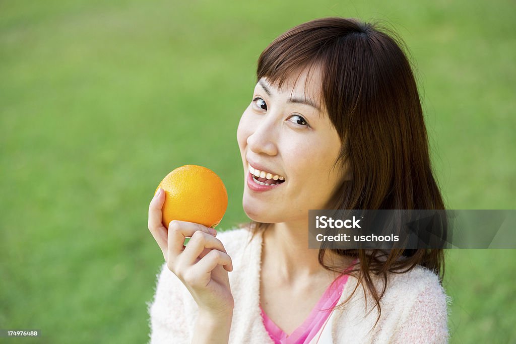 Красивые здоровая женщина, Eats оранжевой - Стоковые фото 20-29 лет роялти-фри