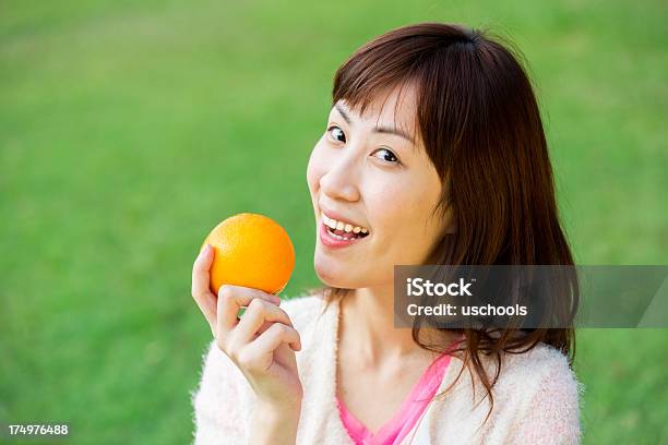 Красивые Здоровая Женщина Eats Оранжевой — стоковые фотографии и другие картинки 20-29 лет - 20-29 лет, 25-29 лет, Азиатского и индийского происхождения