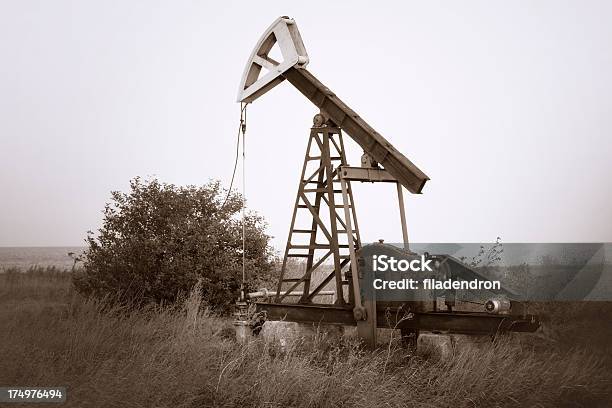 Foto de Óleo Velho Pumpjack e mais fotos de stock de Estilo retrô - Estilo retrô, Fora De Moda - Estilo, Sonda Petrolífera