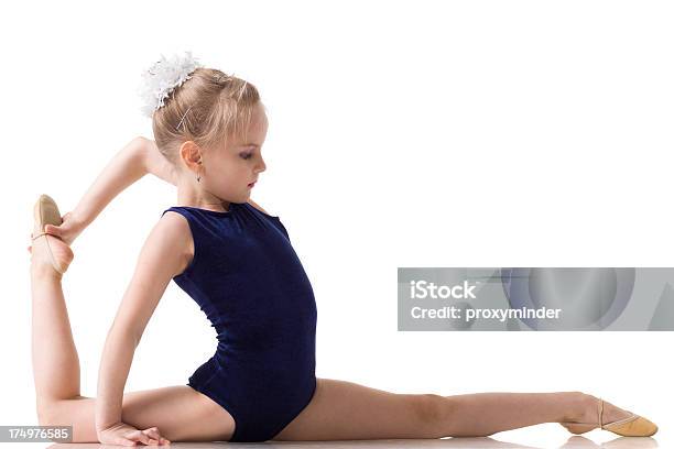 Foto de Ginasta Menina Isolada No Branco e mais fotos de stock de Ginástica rítmica - Ginástica rítmica, 6-7 Anos, Acrobata