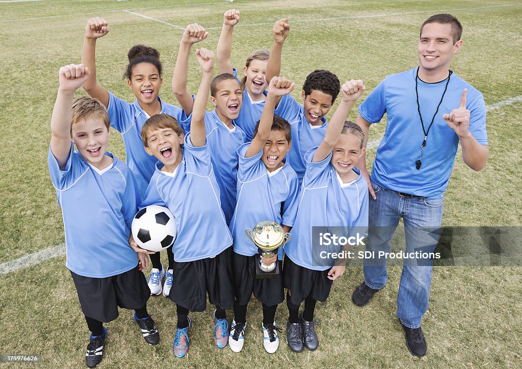 Kinder beim Fußball Trikots feiert den Sieg - Lizenzfrei Gemeinschaft Stock-Foto