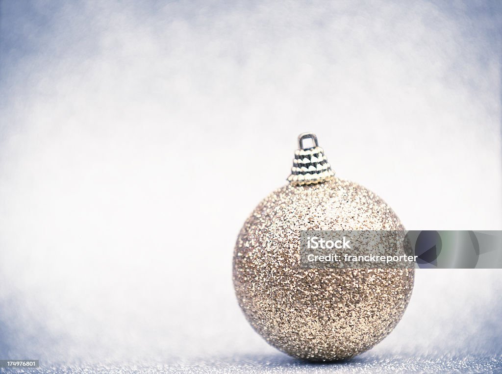 Bolas de Navidad fondo de oro - Foto de stock de Adorno de navidad libre de derechos