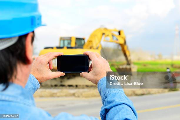 Con Telefono Intelligente Di Ingegnere In Cantiere Di Costruzione - Fotografie stock e altre immagini di Cantiere di costruzione