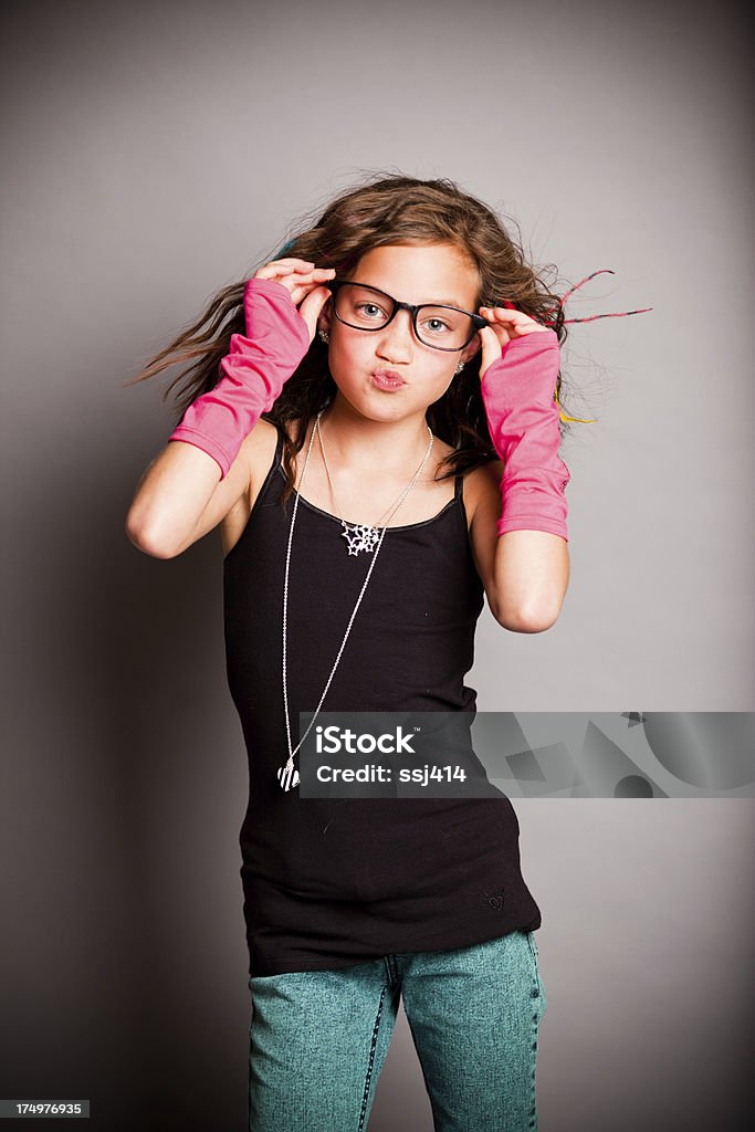 Divertimento moda ragazza guardando fotocamera Secchione - Foto stock royalty-free di Bambine femmine