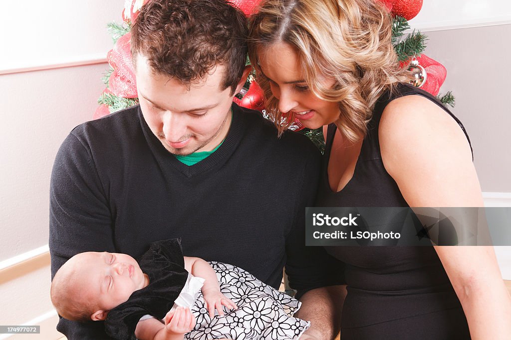 Natal pouco família com o bebê - Foto de stock de Abraçar royalty-free