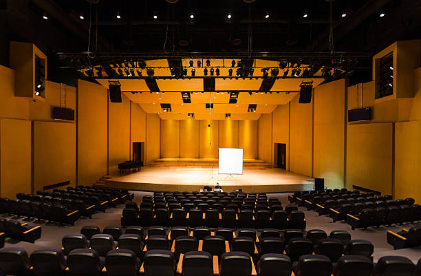 postos de trabalho na lição teatro/sala de conferência - lecture hall auditorium university empty imagens e fotografias de stock