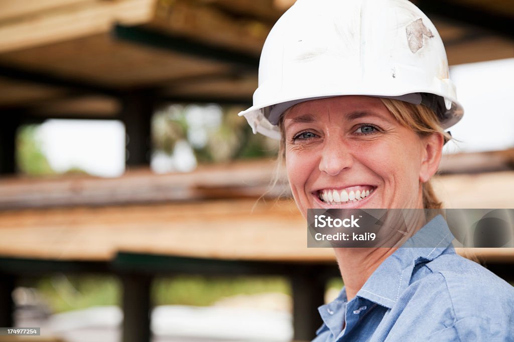Weiblichen Arbeiter in Holzlager - Lizenzfrei Holzlager Stock-Foto