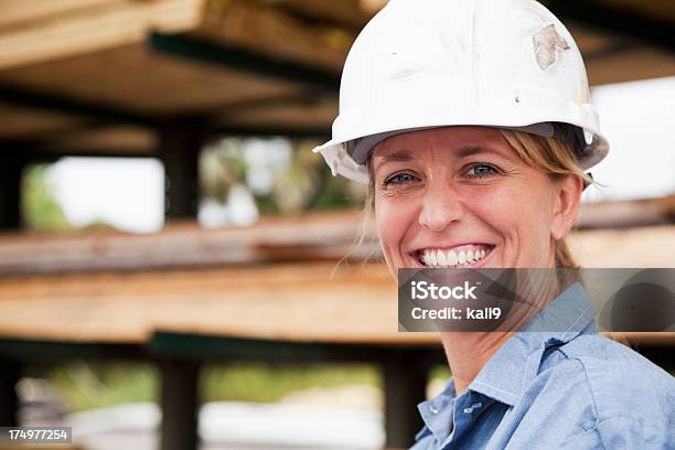 Weiblichen Arbeiter In Holzlager Stockfoto und mehr Bilder von Holzlager - Holzlager, Frauen, Nur Frauen