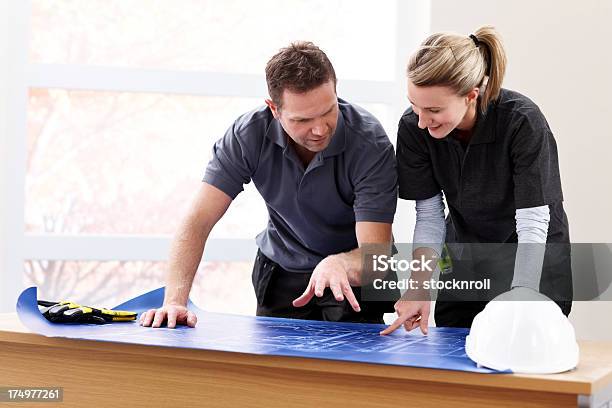 Professionisti Discutendo Piani Di Costruzione - Fotografie stock e altre immagini di Adulto - Adulto, Adulto in età matura, Affari