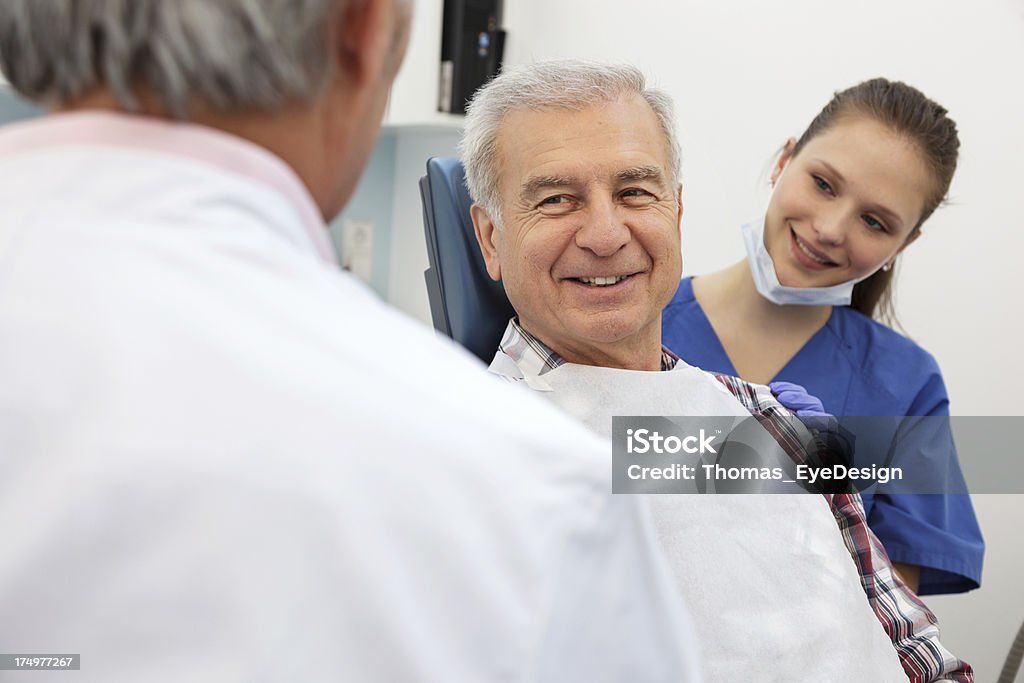 Dentista saludo paciente nuevo - Foto de stock de Dentista libre de derechos