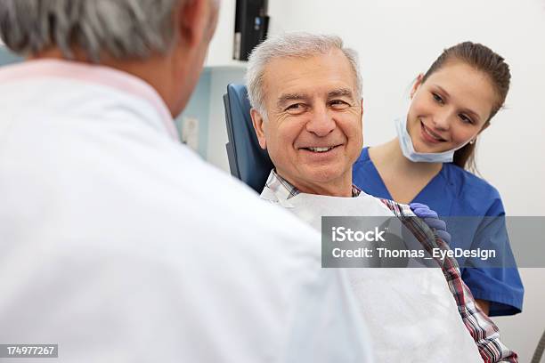 Dentista Saludo Paciente Nuevo Foto de stock y más banco de imágenes de Dentista - Dentista, Tercera edad, Consultorio dental