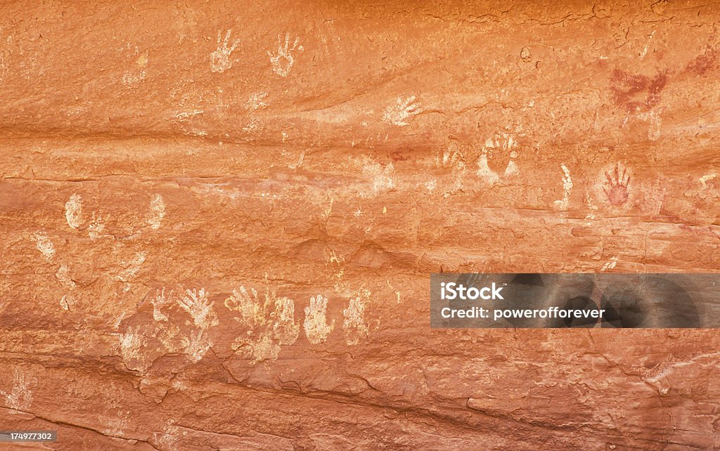 Les pétroglyphes de nombreuses mains Ruines de Monument Valley - Photo de Empreinte de main libre de droits