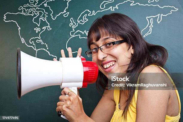 Jovem Menina Com Megafone Annoucing Na Frente De Mapa Do Mundo - Fotografias de stock e mais imagens de Felicidade