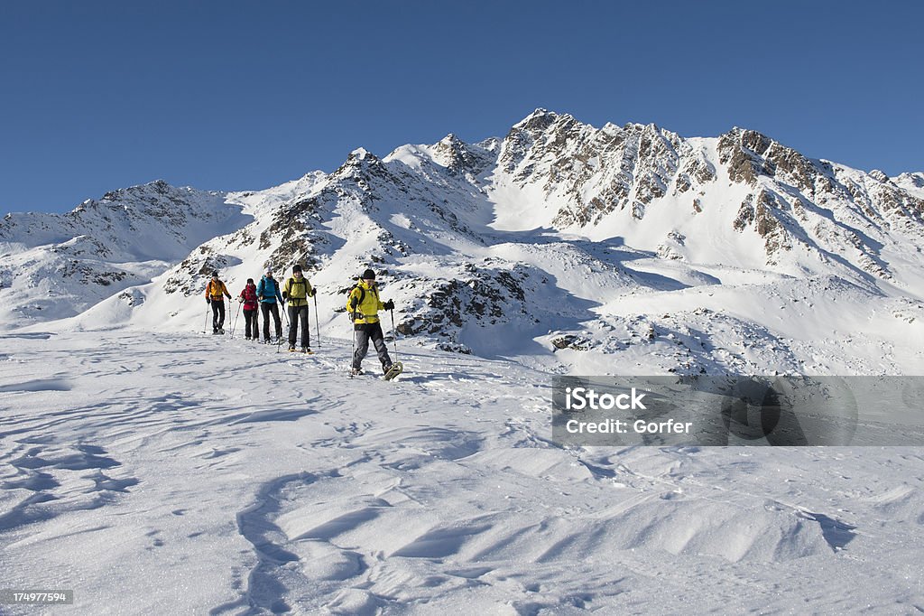 hiking estremo Racchetta da neve - Foto stock royalty-free di Racchetta da neve - Sport invernale