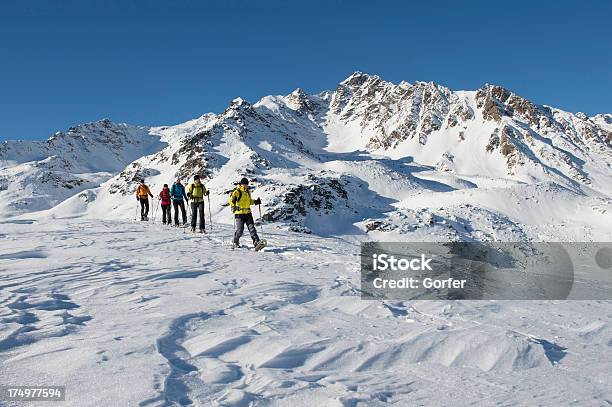 Hiking Estremo Racchetta Da Neve - Fotografie stock e altre immagini di Racchetta da neve - Sport invernale - Racchetta da neve - Sport invernale, Dolomiti, Gruppo di persone
