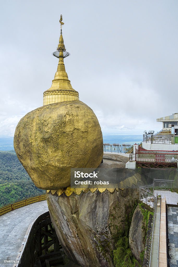 Le golden rock dans Kyaikhto, Myanmar - Photo de Rocher d'or de Kyaiktiyo libre de droits