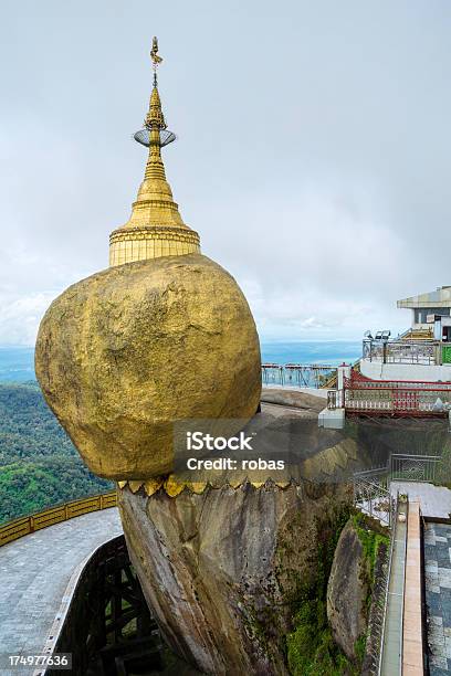 Photo libre de droit de Le Golden Rock Dans Kyaikhto Myanmar banque d'images et plus d'images libres de droit de Rocher d'or de Kyaiktiyo - Rocher d'or de Kyaiktiyo, Asie, Asie du Sud-Est