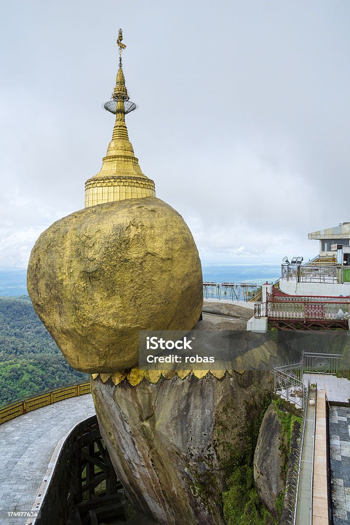 golden rock w Kyaikhto, Myanmar - Zbiór zdjęć royalty-free (Pagoda Kyaiktiyo)