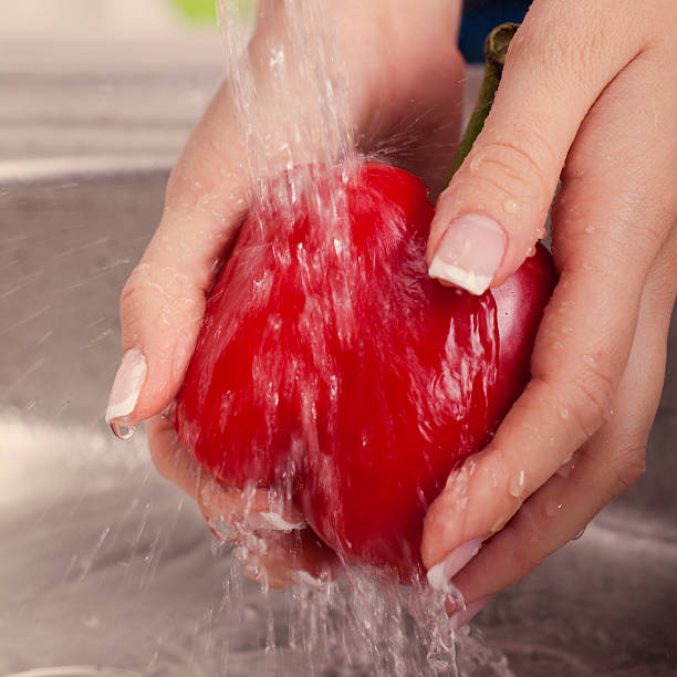 frisches gemüse waschen - handful motion blurred motion wet stock-fotos und bilder