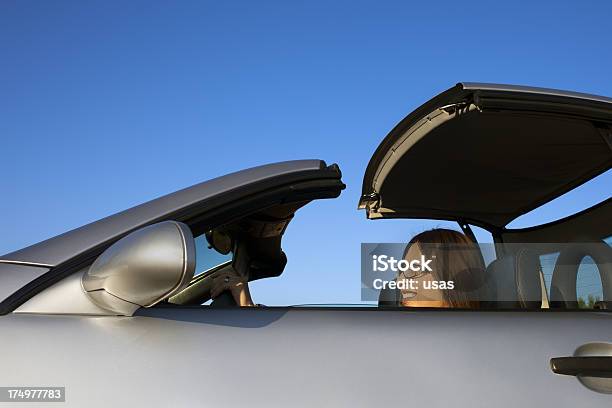 여자 문열기 Cars Top Side 컨버터블에 대한 스톡 사진 및 기타 이미지 - 컨버터블, 상단 부분, 열기