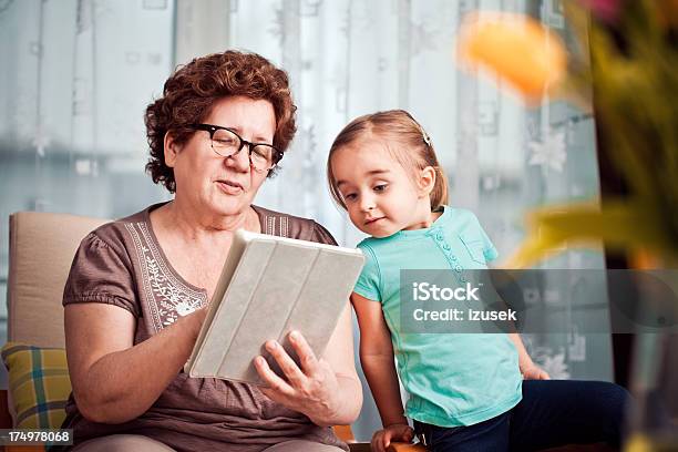 Nonna E Nipote Con Digital Tablet - Fotografie stock e altre immagini di 4-5 anni - 4-5 anni, 60-64 anni, Adulto