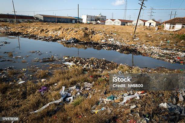 Photo libre de droit de Détritus La Pollution banque d'images et plus d'images libres de droit de Accident et désastre - Accident et désastre, Antihygiénique, Bouteille