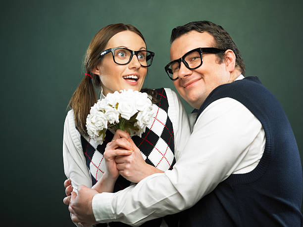 nerd obejmować - couple intelligence whispering glasses zdjęcia i obrazy z banku zdjęć