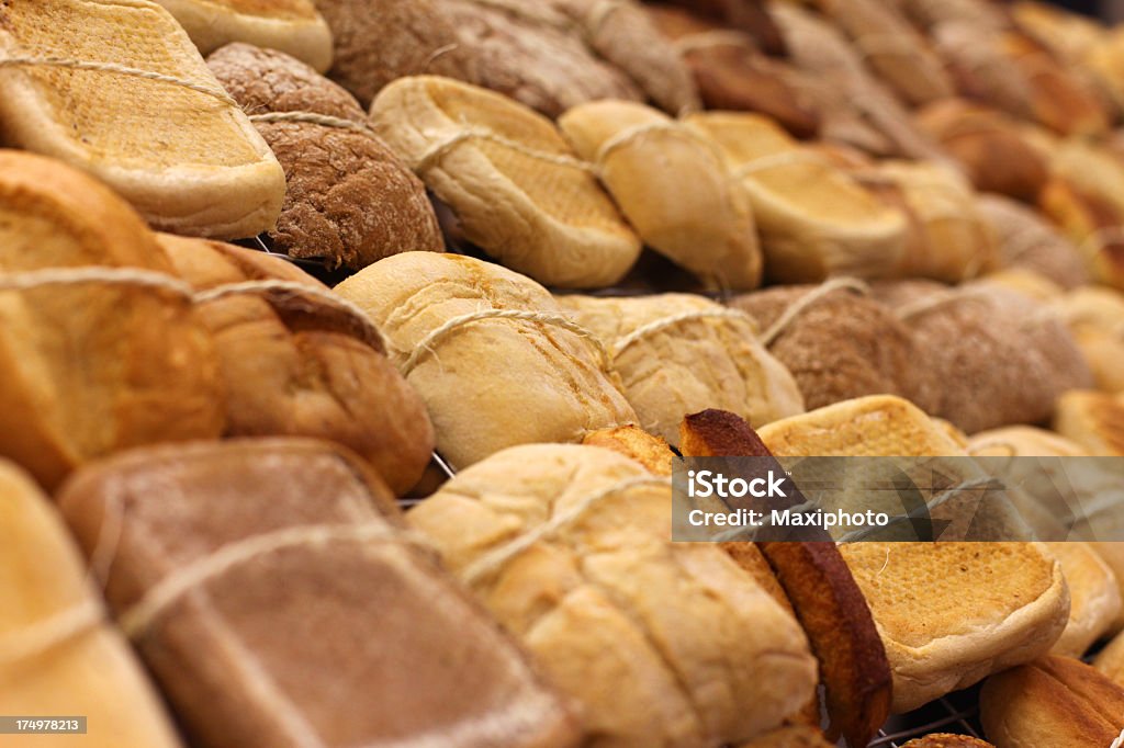 Diferentes tipos de panes recién horneados - Foto de stock de Al horno libre de derechos