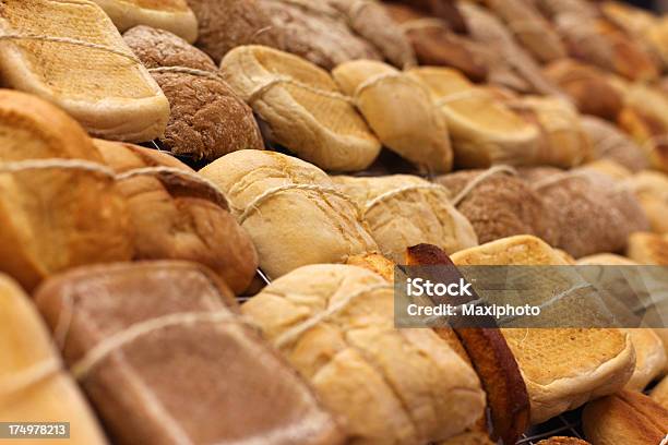 Diferentes Tipos De Panes Recién Horneados Foto de stock y más banco de imágenes de Al horno - Al horno, Alimento, Bagel