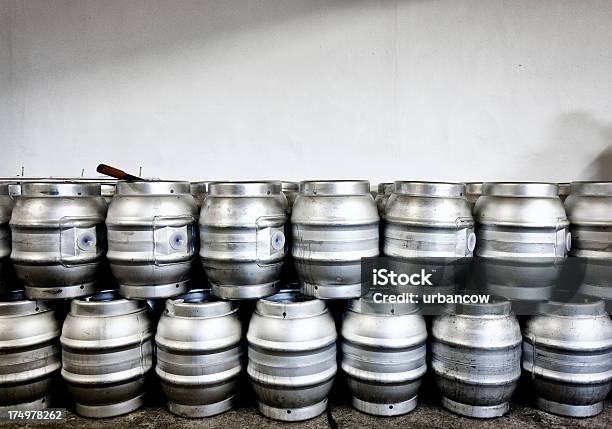 Birra Kegs - Fotografie stock e altre immagini di Alchol - Alchol, Alluminio, Ambientazione interna