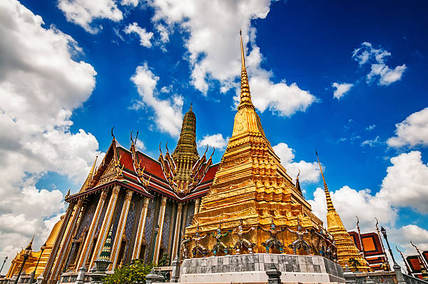 o grand palace, em bangcoc e o templo wat phra kaew interior - bangkok thailand demon majestic - fotografias e filmes do acervo