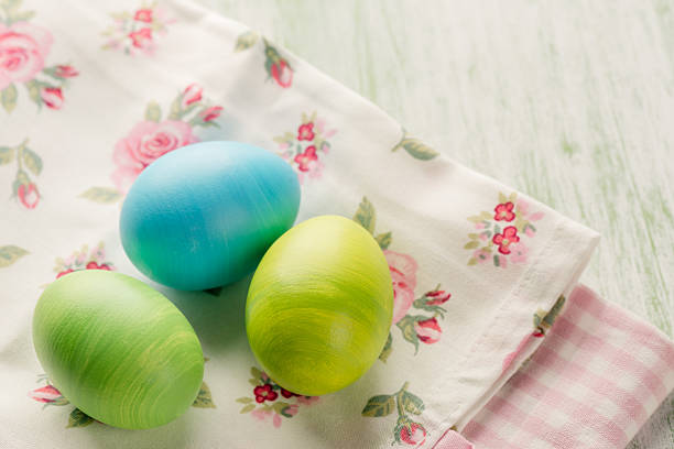 ostern eier auf tisch - napkin easter rose towel stock-fotos und bilder