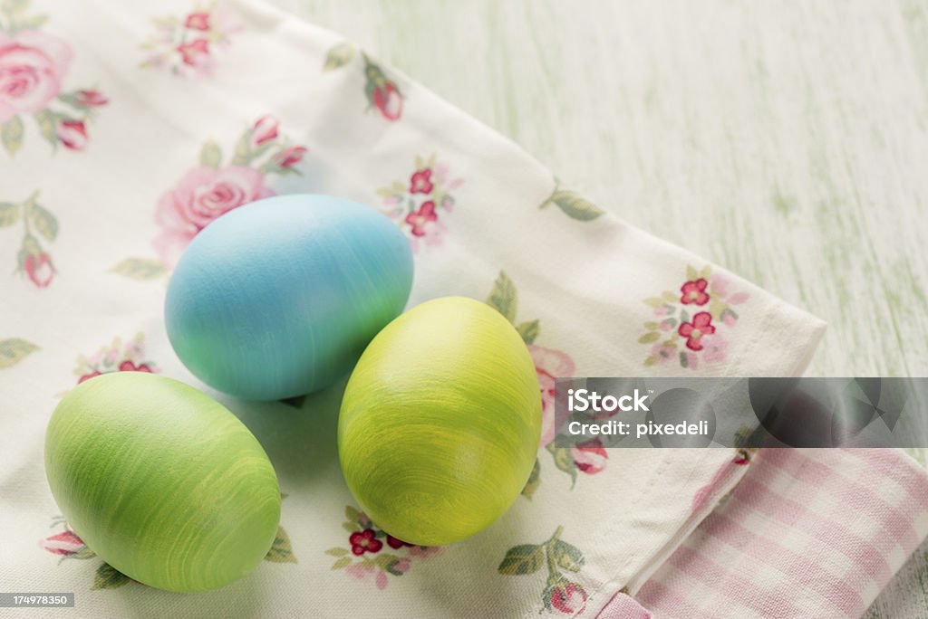 Wielkanoc jaja na tabeli - Zbiór zdjęć royalty-free (Bawełna)