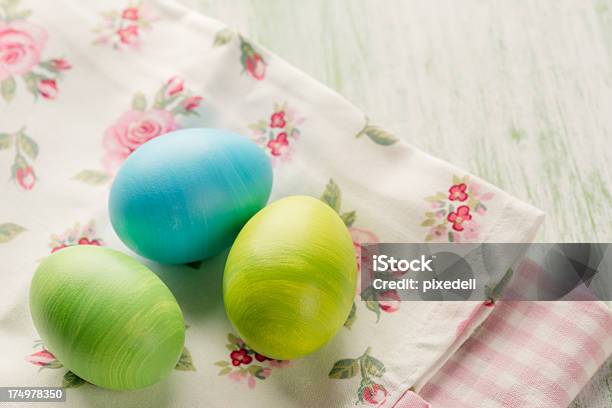 Foto de Ovos De Páscoa Na Mesa e mais fotos de stock de Algodão - Malvaceae - Algodão - Malvaceae, Algodão - Material Têxtil, Azul