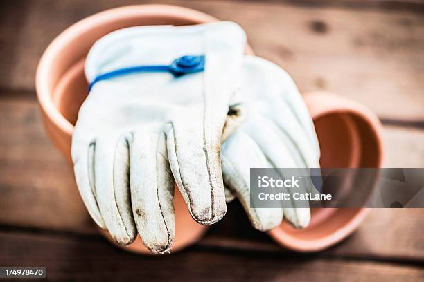 Photo libre de droit de Vieux Jardinage Gants Et Des Pots De Fleurs banque d'images et plus d'images libres de droit de Accessoire - Accessoire, Cache-pot, Dessus