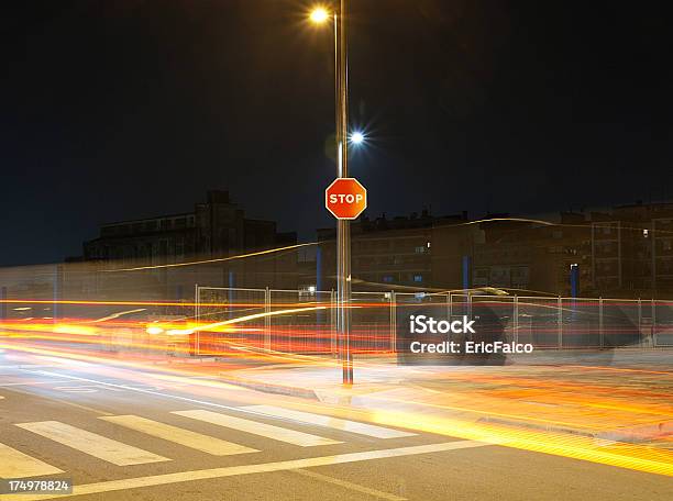 Straßenkreuzung Bei Nacht Stockfoto und mehr Bilder von Asphalt - Asphalt, Bauwerk, Fotografie