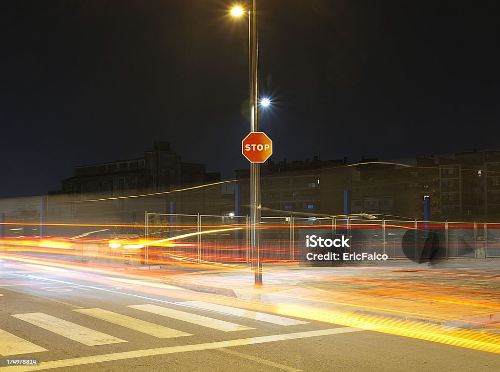 Cruzamento da rua à noite - Foto de stock de Calçada royalty-free