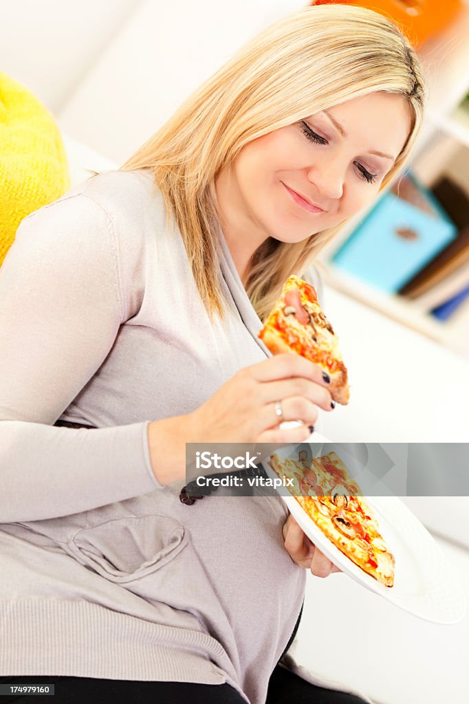 Rubia mujer embarazada teniendo pizza - Foto de stock de Régimen alimenticio libre de derechos