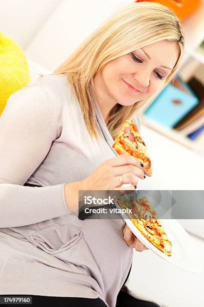 Rubia Mujer Embarazada Teniendo Pizza Foto de stock y más banco de imágenes de Régimen alimenticio - Régimen alimenticio, Fallo, Adulto