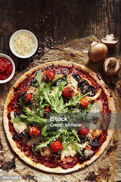 Pizza Stockfoto und mehr Bilder von Pizza - Pizza, Gourmet-Küche, Bauholz-Brett