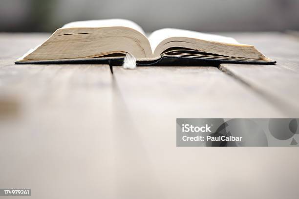 Biblia Abierta En Una Mesa Foto de stock y más banco de imágenes de Abierto - Abierto, Anticuado, Aprender