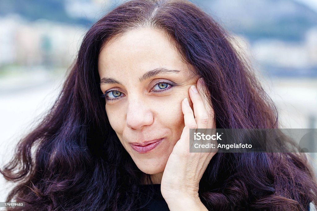 Bella Donna sul pontile in inverno - Foto stock royalty-free di 35-39 anni