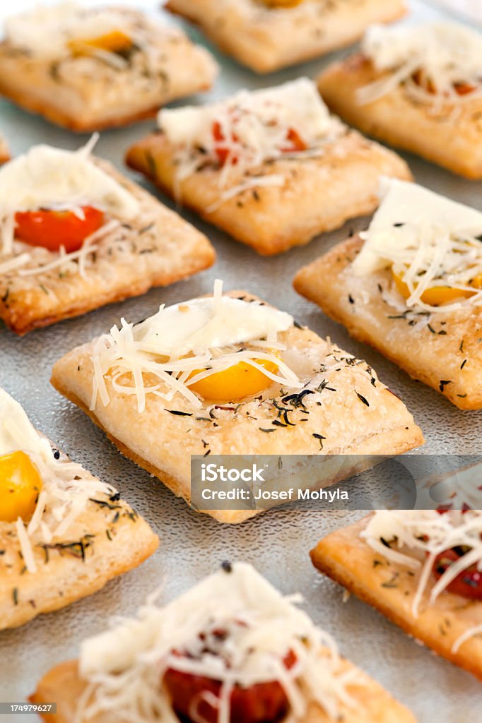 Canapes de Massa Folhada com tomate e Mozarela - Royalty-free Assado no Forno Foto de stock