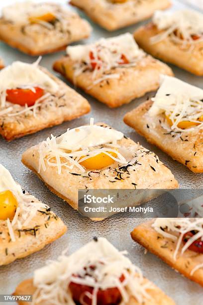 Canapes De Massa Folhada Com Tomate E Mozarela - Fotografias de stock e mais imagens de Assado no Forno - Assado no Forno, Brunch, Canapé - Lanche